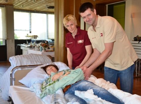 Torsten Ludwig, Fachkrankenpfleger für Rehabilitation, und Monika Kortwinkel, Physiotherapeutin. Bild: aj 